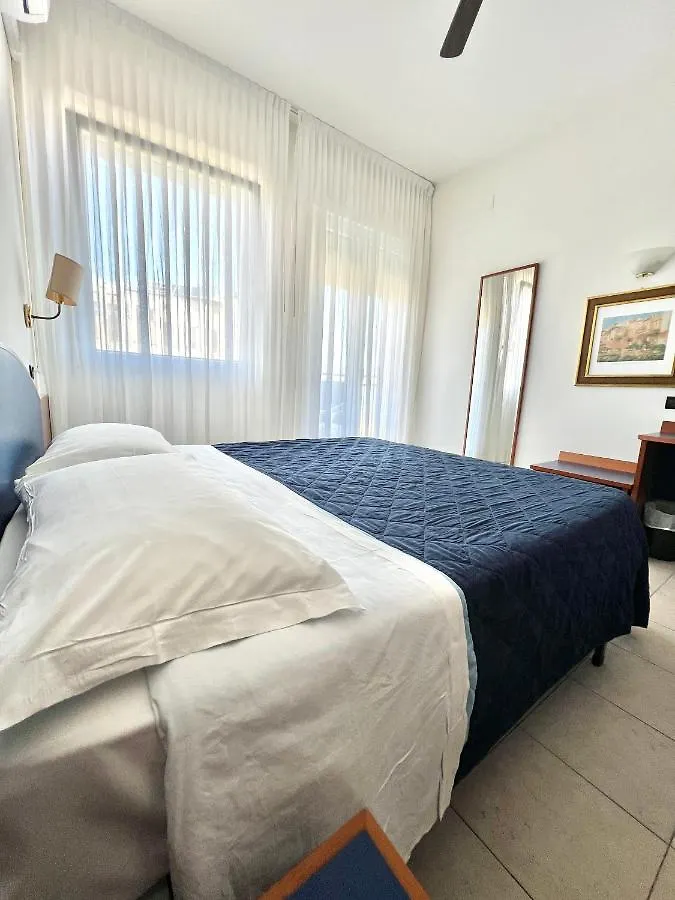 Hotel B&B Montecarlo Milano Marittima Italië